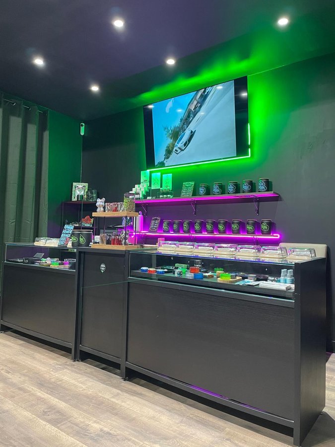 Comptoir de la boutique CBD LS LabFarm City à Nice avec vitrines de produits