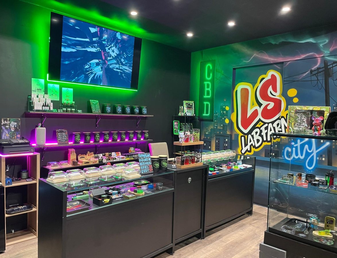 Intérieur de la boutique LS LabFarm City à Nice - Vue avec graffiti et enseigne néon CBD