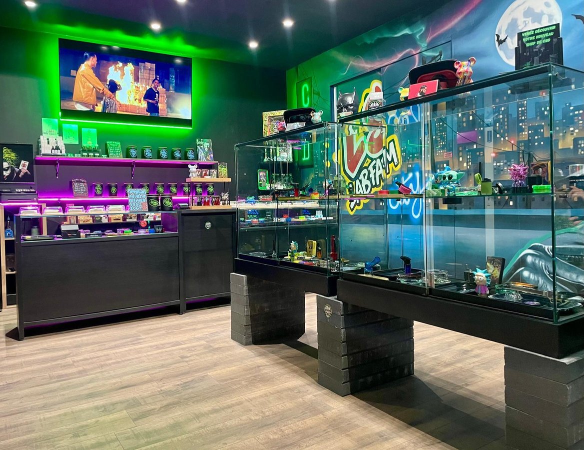 Vitrines et accessoires CBD chez LS LabFarm City à Nice - Ambiance urbaine