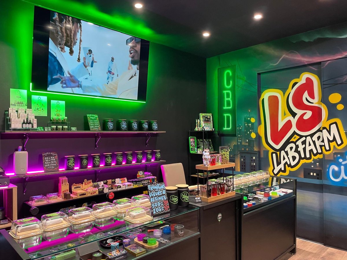 Vue large de la boutique CBD LS LabFarm City à Nice - Éclairage néon vert